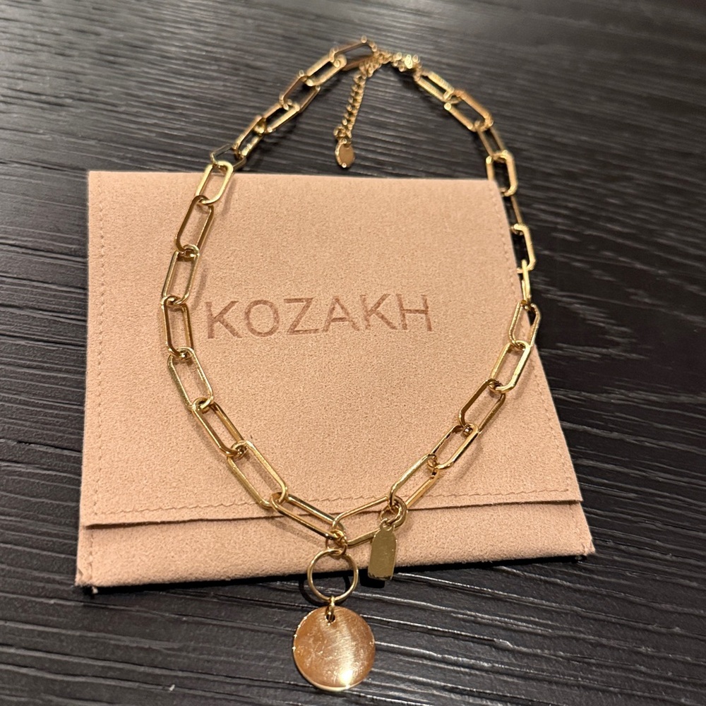 KOZAKH SCARLETT NECKLACE IN Gold With Round Disc Charm